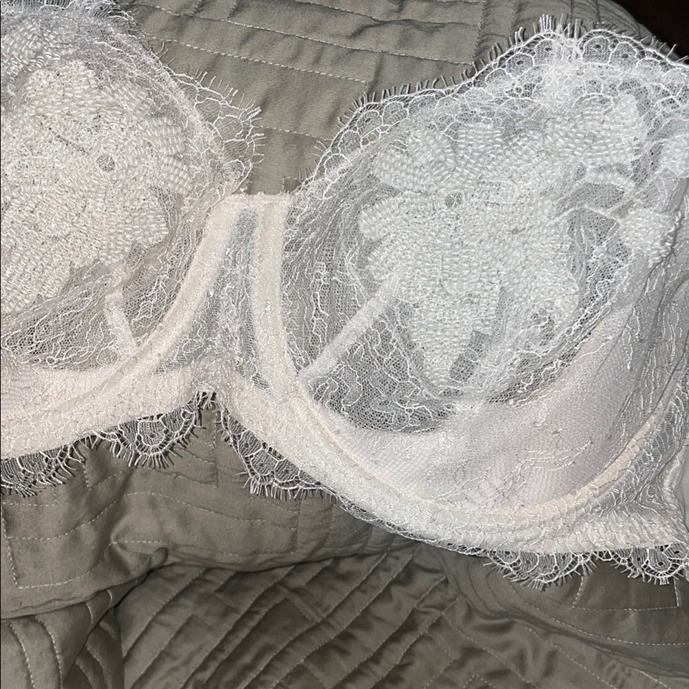 Victoria secret-Elegant Lace Underwire Bra - White